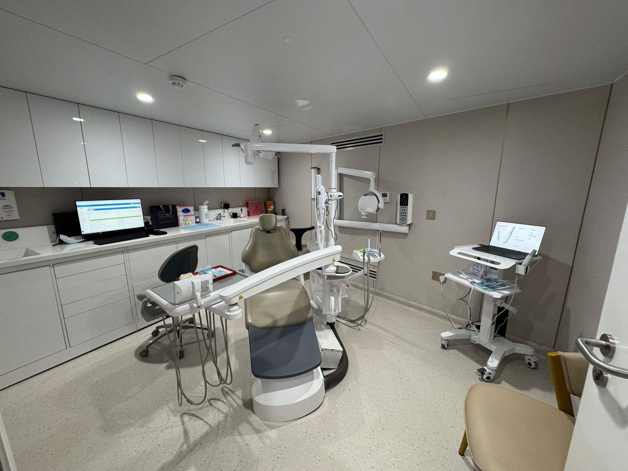 Emergency dentist treating patient at modern dental clinic in South Kensington, Central London